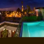 Piscine terrasse et ville nuit